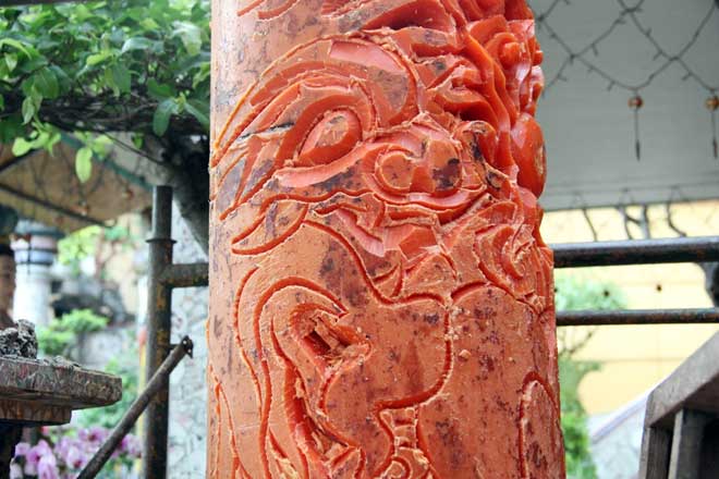 Dùng móng tay tạo hình rồng trên những cặp nến khủng nhất Việt Nam